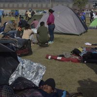 Ante albergue rebasado, migrantes duermen a la intemperie en Tijuana