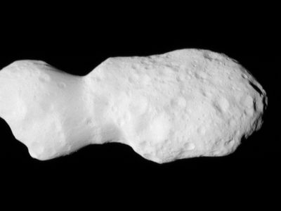 Nave de la NASA envía imágenes de asteroide muy grande, irregular y de forma extraña
