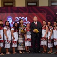 AMLO reconoce a las Diablillas de Hondzonot, equipo de softbol en Quintana Roo