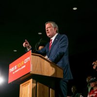 Escuelas públicas de Nueva York cerrarán por aumento de casos de covid-19