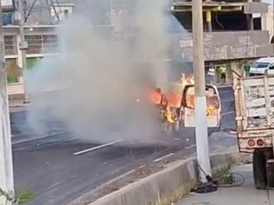 Sicarios incendian una urvan con todo y pasajeros a bordo en Acapulco; murió el chofer (Video)
