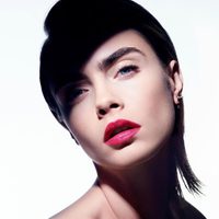 ¿Cómo lo explica? Cara Delevingne junto a otras, como Dios las trajo al mundo