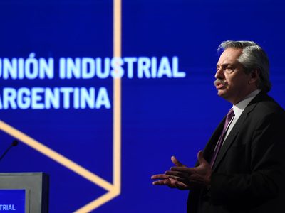 Alberto Fernández y la UIA ultiman detalles para la salida de la cuarentena