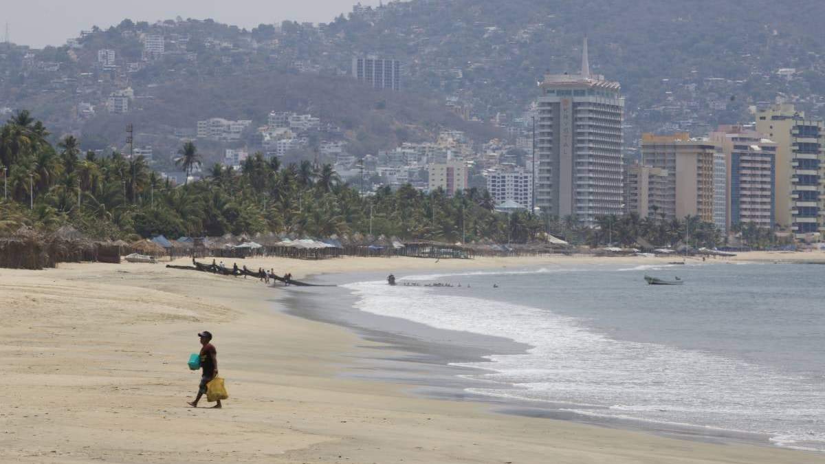 Una playa de Acapulco durante la pandemia de covid-19
