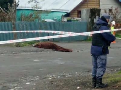 Una mujer le clavó un hierro en la garganta a su pareja y lo mató