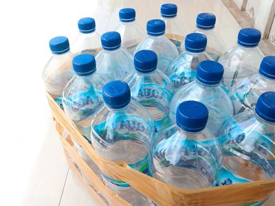Con una botella de plástico y esta perfecta idea, creá este portabotellas que le da un toque de distinción a tu mesa