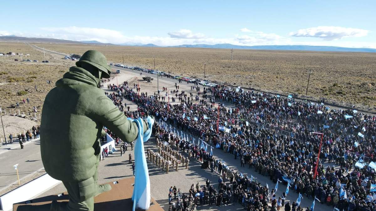 La obra pesa 20 toneladas y tiene 17 metros de altura. Fuente: (X).