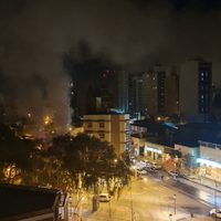 Neuquén: los bomberos apagaron un importante incendio en un local céntrico