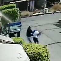 Captan en video momento en que una mujer es golpeada y asaltada en Ecatepec