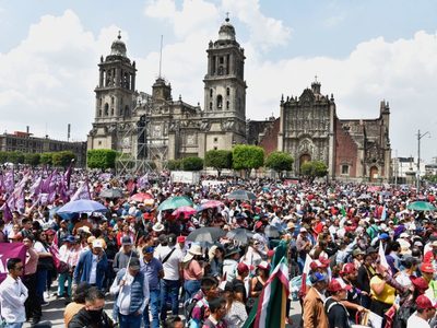 Cientos de simpatizantes de AMLO llegan al Zócalo por el 85 aniversario de la Expropiación Petrolera