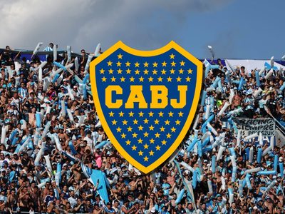Particular autógrafo: la firma de un reconocido cantante hincha de Boca en una camiseta de Racing