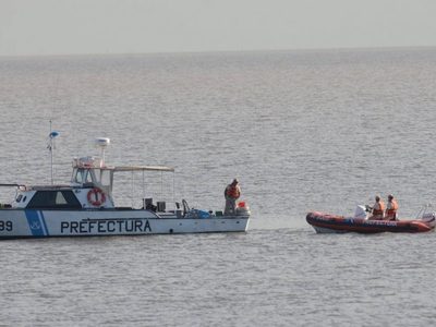Se hundió un buque pesquero cerca de Las Grutas: rescataron a un tripulante y aún buscan a dos