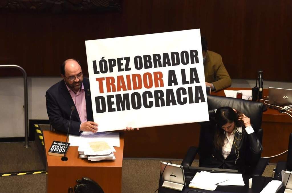 El líder de la bancada plural del Senado, Emilio Álvarez Icaza