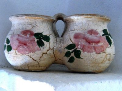 Si heredaste figuras de cerámica de tu abuela, estás de suerte: usalas en la decoración porque están de moda