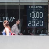 El peso gana terreno en apertura del segundo semestre gracias a tregua EU-China