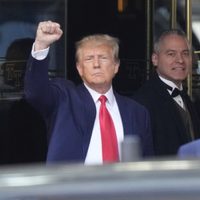 Trump se entrega a las autoridades de NY para enfrentar cargos criminales