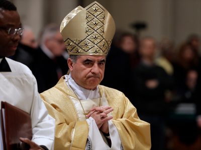 ¿Quién es el cardenal Becciu y por qué no participará en el cónclave para elegir al nuevo papa?