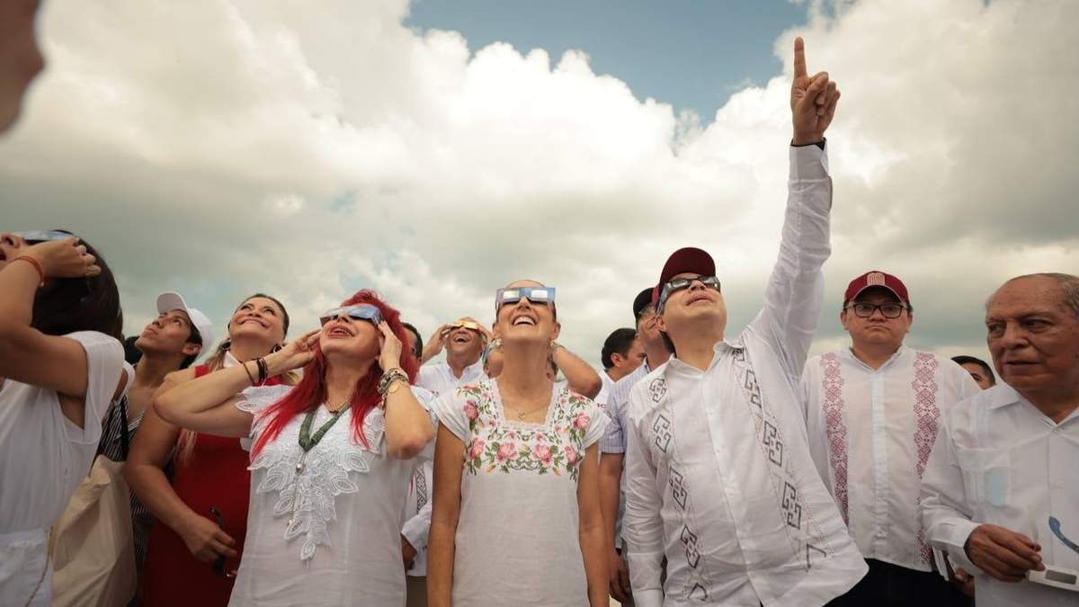 Layda Sansores con la aspirante presidencial y el líder morenista