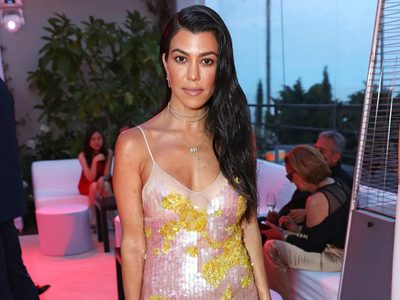 Con este fascinante material bajo el sol, Kourtney Kardashian puso a latir corazones en la web