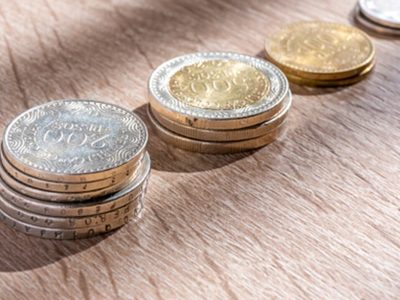 Si estás atrapado en deudas, mirá este poderoso ritual para conseguir dinero inmediato