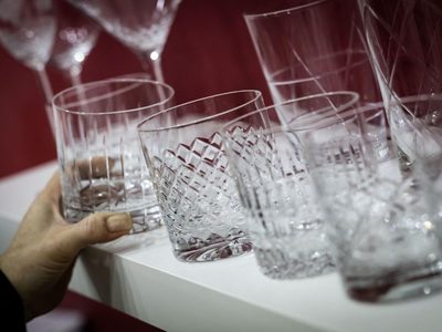 El truco de la abuela para sacarle brillo a los vasos de vidrio después de lavarlos y que no queden opacos