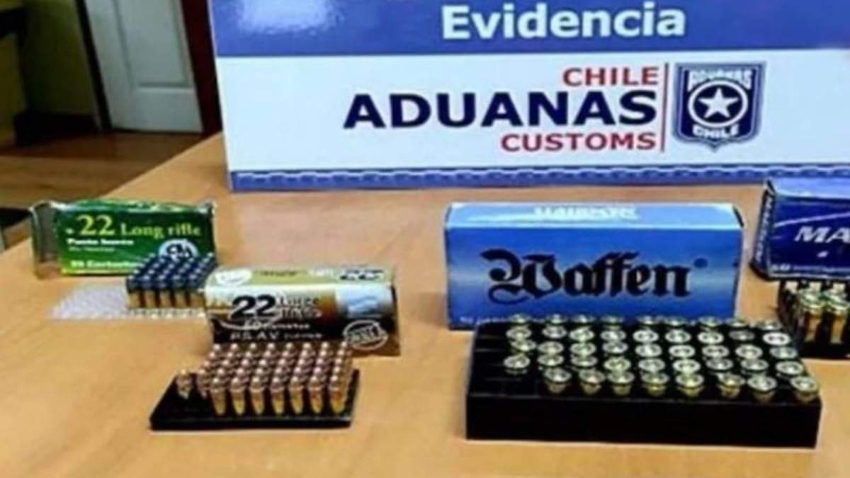 Personal de Aduana de Chile encontró un centenar de municiones ocultas en el vehículo de un argentino que pretendía ingresar al país vecino. Fuente: (Facebook)