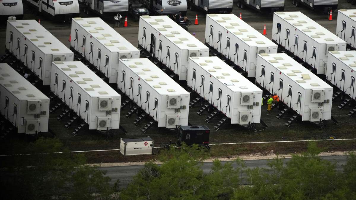 Vista de remolques mientras avanzan los trabajos en un nuevo centro de detención de migrantes denominado "Alligator Alcatraz", en los Everglades de Florida, en Ochopee, Florida