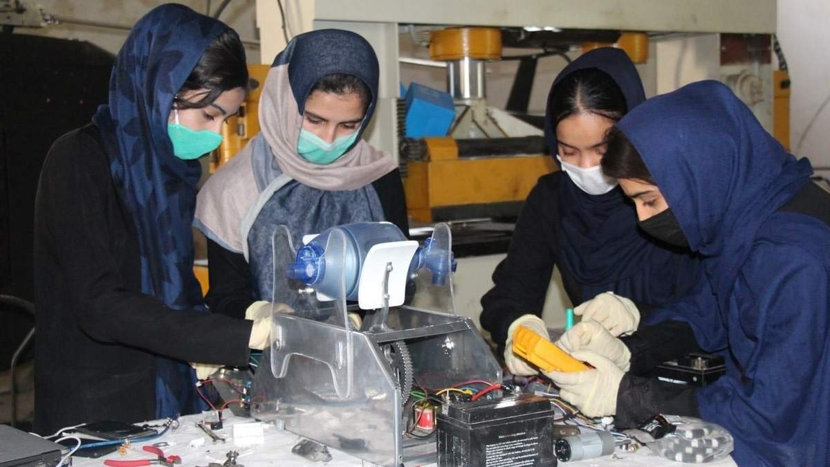 Prototipo de ventilador de jóvenes afganas
