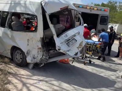 Camión de carga choca contra camioneta de equipo de rugby infantil; murió una niña de 6 años