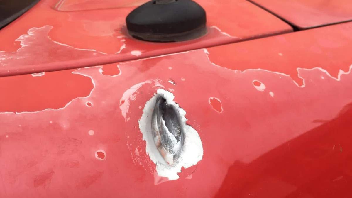 Impactos de bala a la camioneta de ayuda humanitaria La Tomata de Fisanim