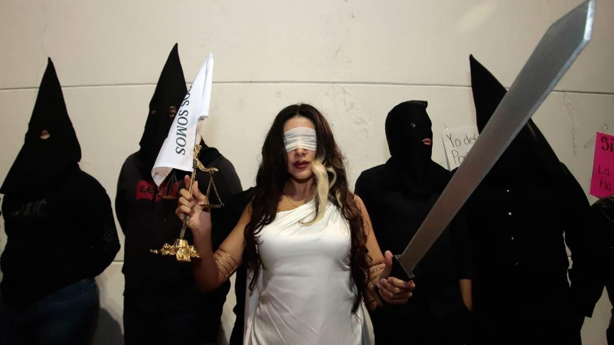 Jueces y magistrados del Sexto Circuito del Poder Judicial de la Federación, con sede en Puebla, ofrecieron mensaje a media noche por su adhesión al paro nacional en contra de la reforma propuesta por el Poder Ejecutivo.