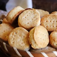 Bizcochitos de jamón y queso: si no sabés con qué acompañar los mates, te encantará esta receta exprés
