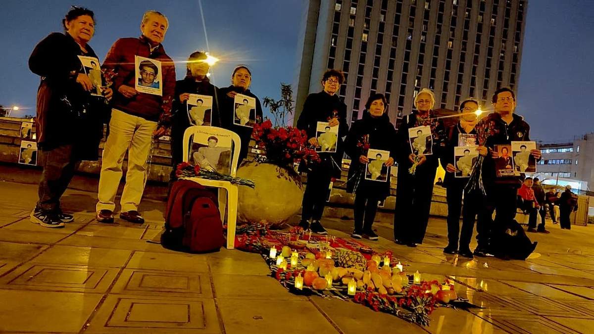 Familiares de víctimas y colectivos realizan una vigilia ante el Palacio de Justicia de Lima