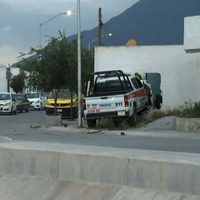 Una patrulla choca contra una casa y mata a una mujer y a su hija