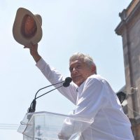 Revisar contratos y acabar con la corrupción, ofrece AMLO a Cárdenas