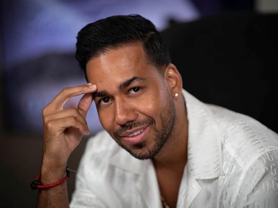 ¡Emociona hasta las lagrimas! Romeo Santos sorprende en un concierto con un estremecedor homenaje ¿A