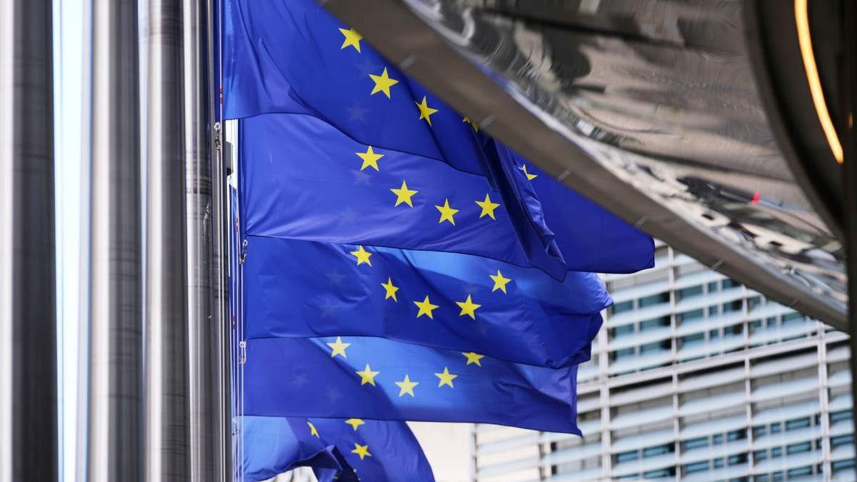 La bandera de la Unión Europea ondea fuera de las oficinas generales del organismo en Bruselas