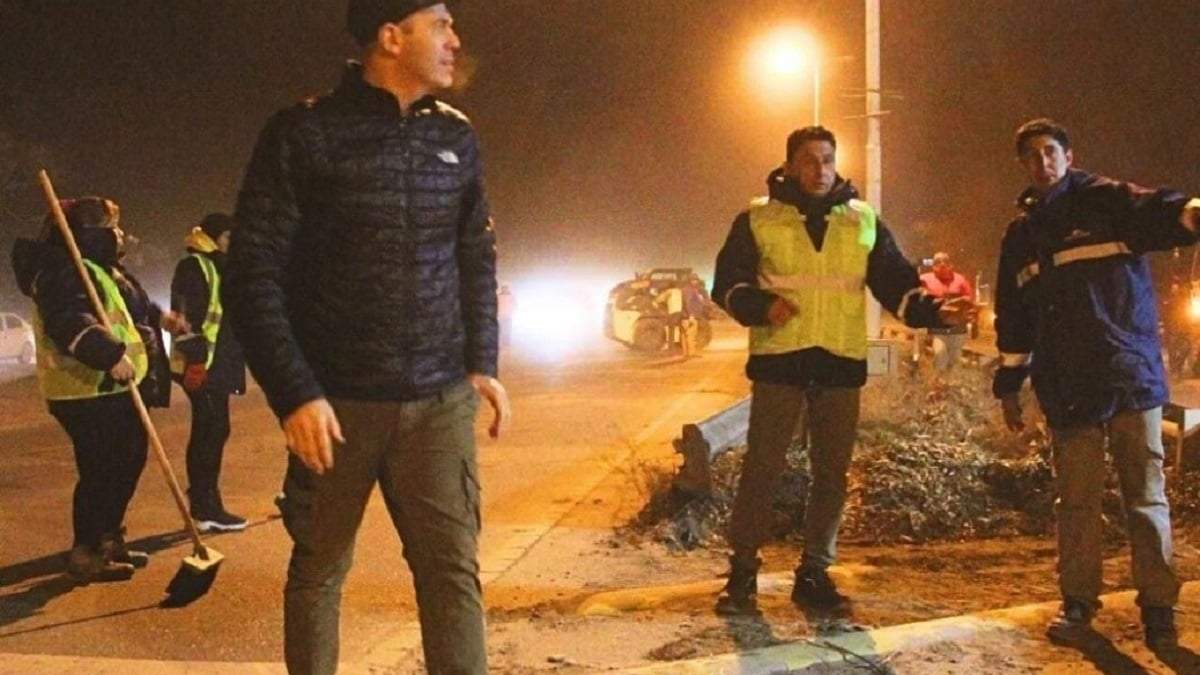 Funcionarios del municipio de Centenario recorrieron el sector donde trabajan en la limpieza de la ruta 7. Fuente: (Centenario Digital)