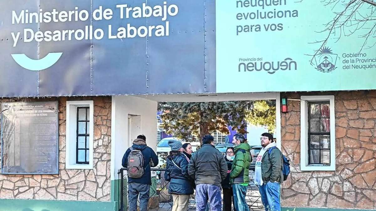 Protesta de trabajadores de Niñez y Salud por el recorte de subsidios. Fuente: (Noticias 7)
