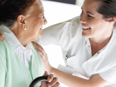 Oficializaron una declaración jurada para quienes viajen a cuidar ancianos durante el coronavirus
