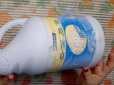 Si tenés muchos bidones de plástico vacíos, no los tires: hacé estos organizadores súper funcionales para el baño