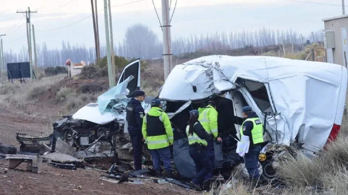 El vehículo destrozado en el que se movilizaban los empleados estatales que fallecieron. Fuente: (Cecilia Maletti)