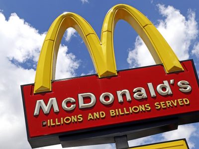 Un muerto y decenas de intoxicados por brote de E. coli vinculado con McDonald's