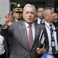 Condenan a siete años de prisión por soborno a exabogado del expresidente colombiano Álvaro Uribe