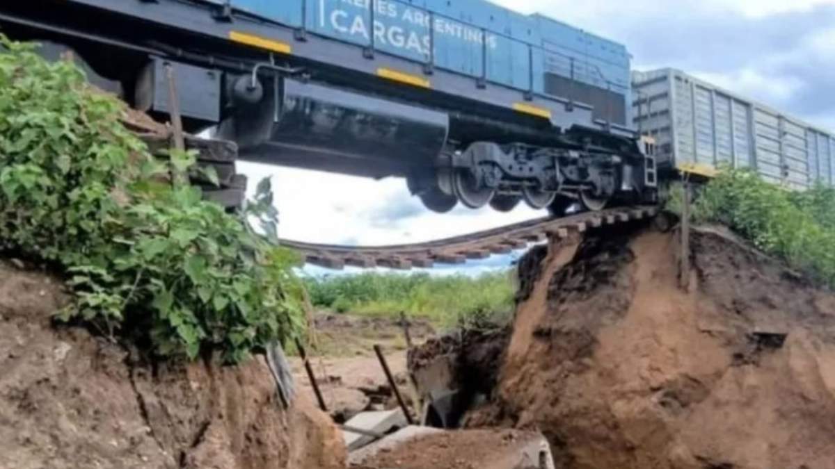 El tren quedó atascado en medio del puente. Fuente: (X)