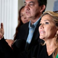 El mal momento de la presidenta de Bolivia: Áñez debió abandonar un acto tras los insultos e incidentes