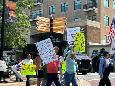 Florida: entran en vigor las leyes antiinmigrantes y sobre armas impulsadas por Ron DeSantis