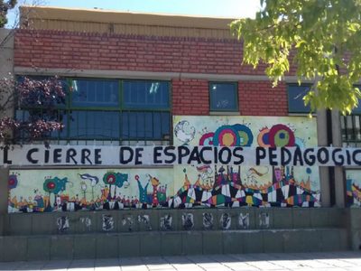 Con un “cartelazo”, maestras del jardín 36 frenan una obra que perjudica a los niños