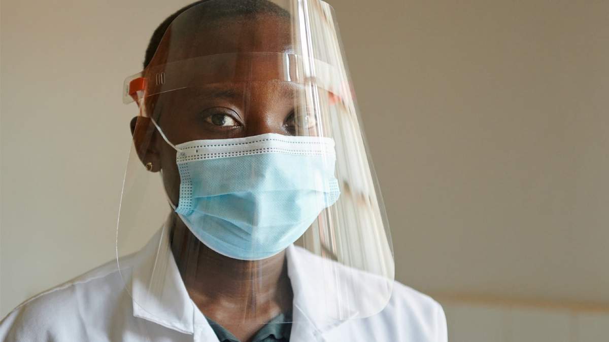 Una trabajadora de la salud de Zambia usa una careta fabricada por la compañía tecnológica