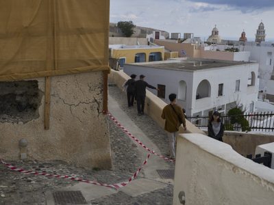 Miles de personas huyen de Santorini por sismos